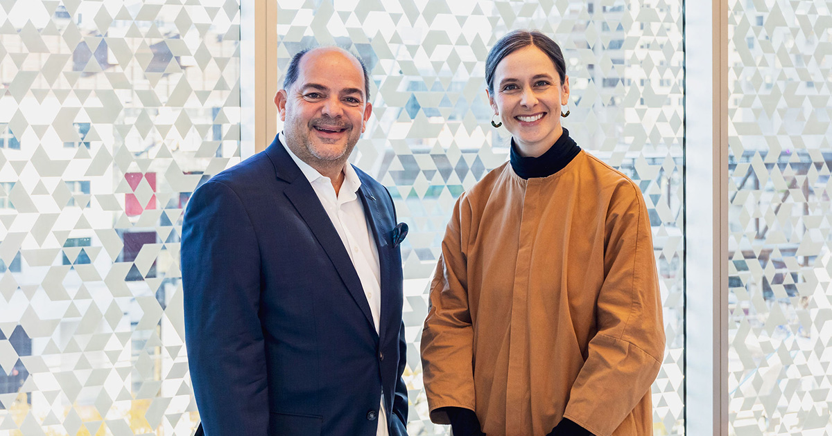 Stéphan La Roche, directeur général du Musée d’art contemporain de Montréal (MAC), et Véronique Fontaine, présidente-directrice générale du Conseil des arts et des lettres du Québec (CALQ), lors de la signature de l’entente entre les deux organismes.