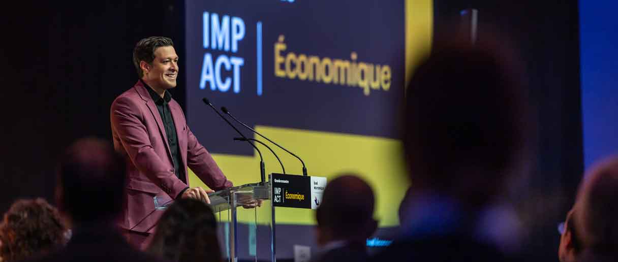 Stéphane Boyer, maire de Laval, sur la scène de la Grande Rencontre IMPACT Économique.