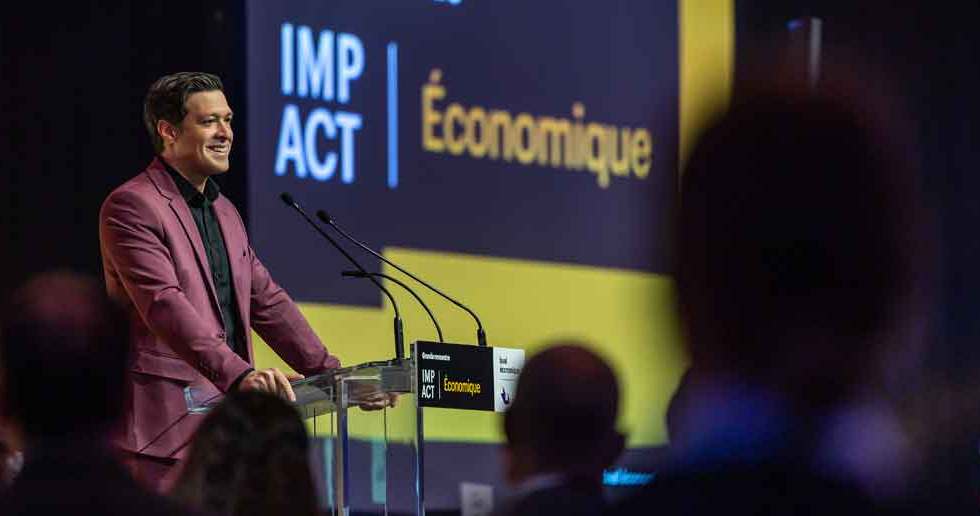 Stéphane Boyer, maire de Laval, sur la scène de la Grande Rencontre IMPACT Économique.