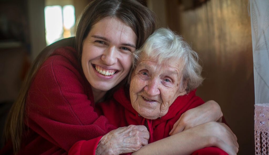 Une jeune employée du Chaînon enlace une des premières locataires à bénéficier d'un condo grâce aux efforts de l'organisme Toit à moi.