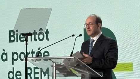 Charles &Eacute;mond, pdg de la CDPQ, &agrave; la station du REM de Deux-Montagnes.