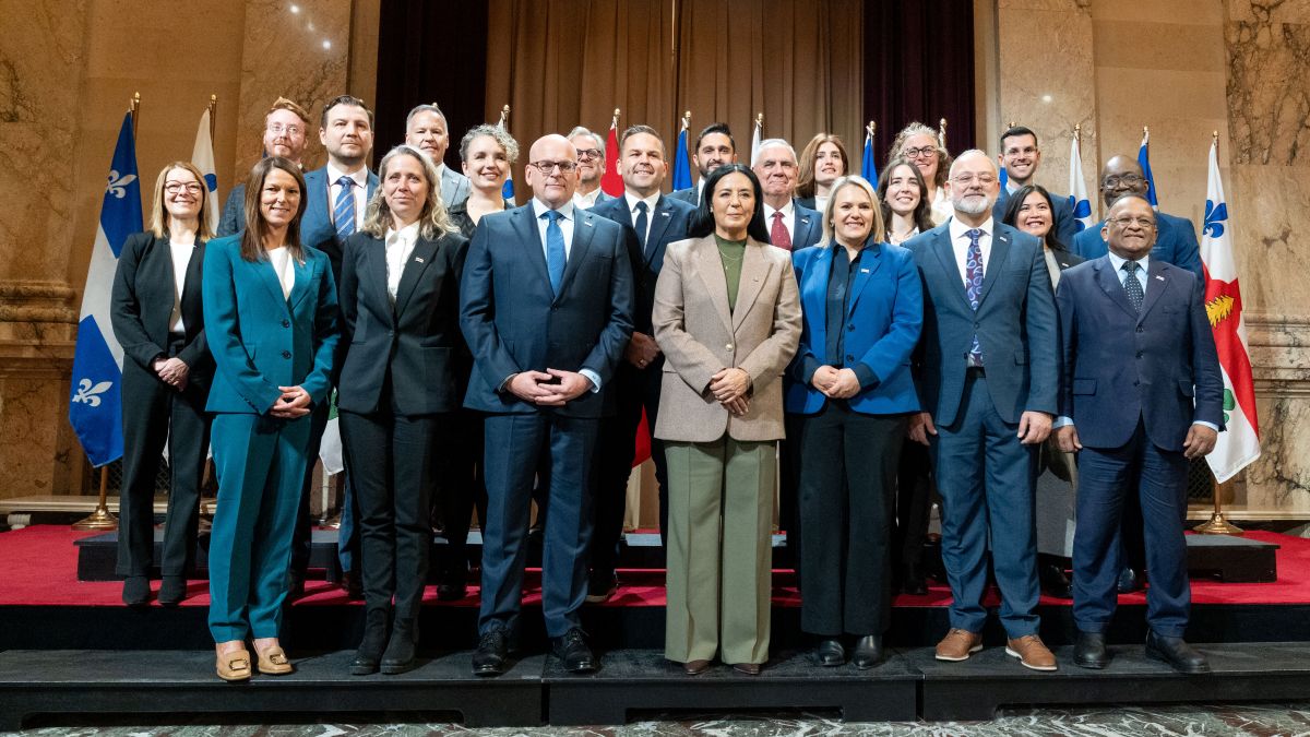 Soraya Martinez Ferrada accompagnée de l'ensemble des membres du comité exécutif de la Ville de Montréal.