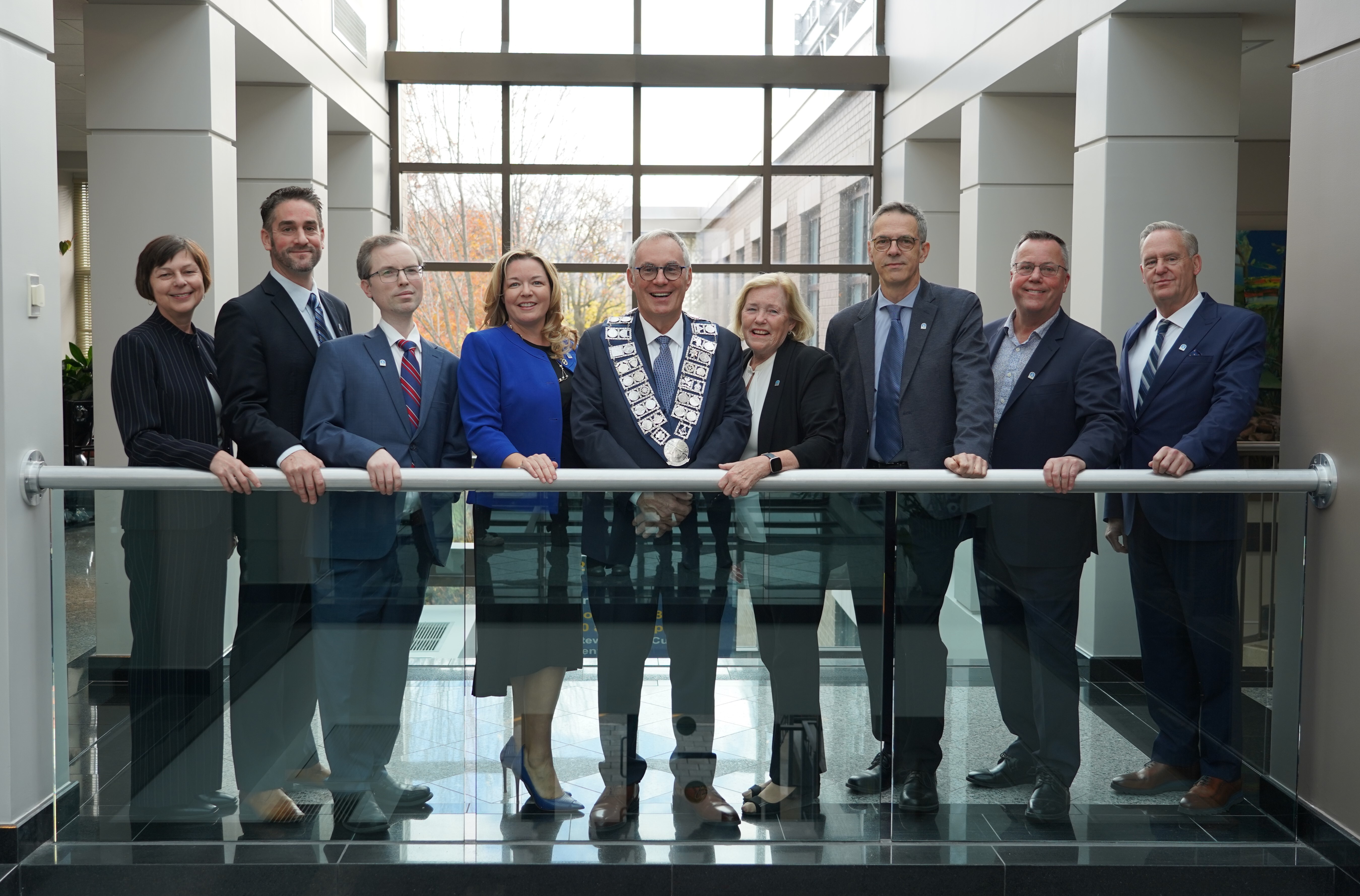 Le maire de Pointe-Claire, John Belvedere, et les autres membres du conseil municipal lors de leur assermentation.