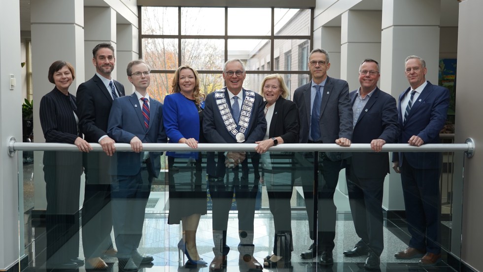 Le maire de Pointe-Claire, John Belvedere, et les autres membres du conseil municipal lors de leur assermentation.