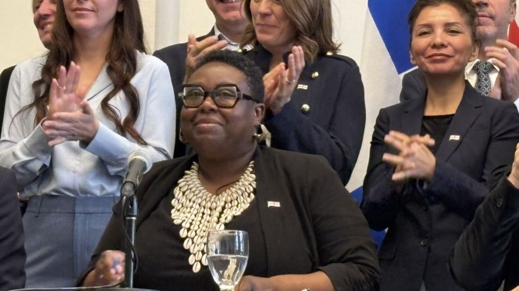 Ericka Alneus assise devant les membres de son cabinet fantôme.