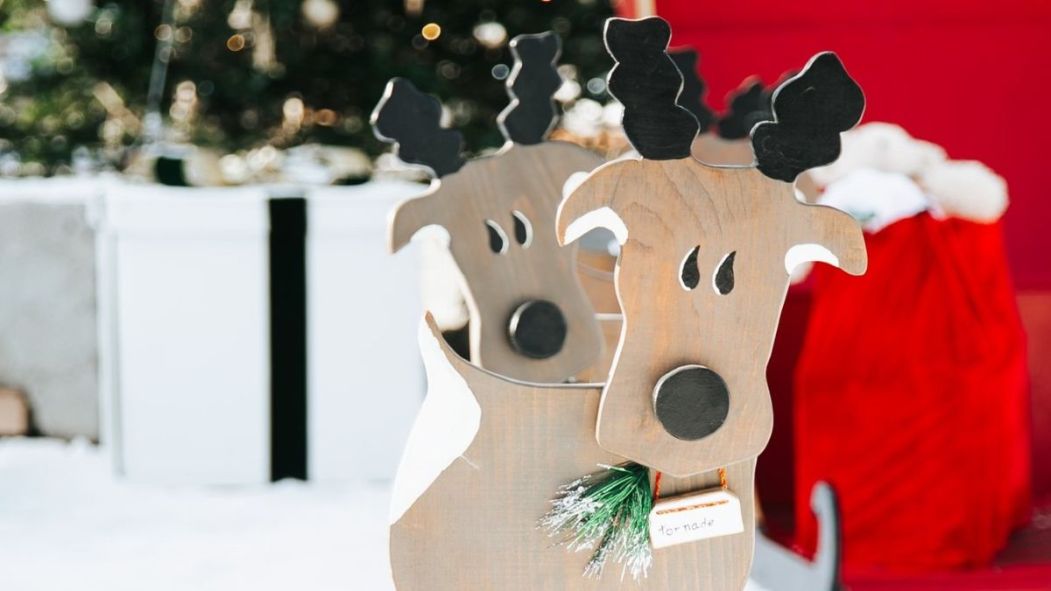 Vue de face de deux rennes en bois dans un paysage d'hiver.