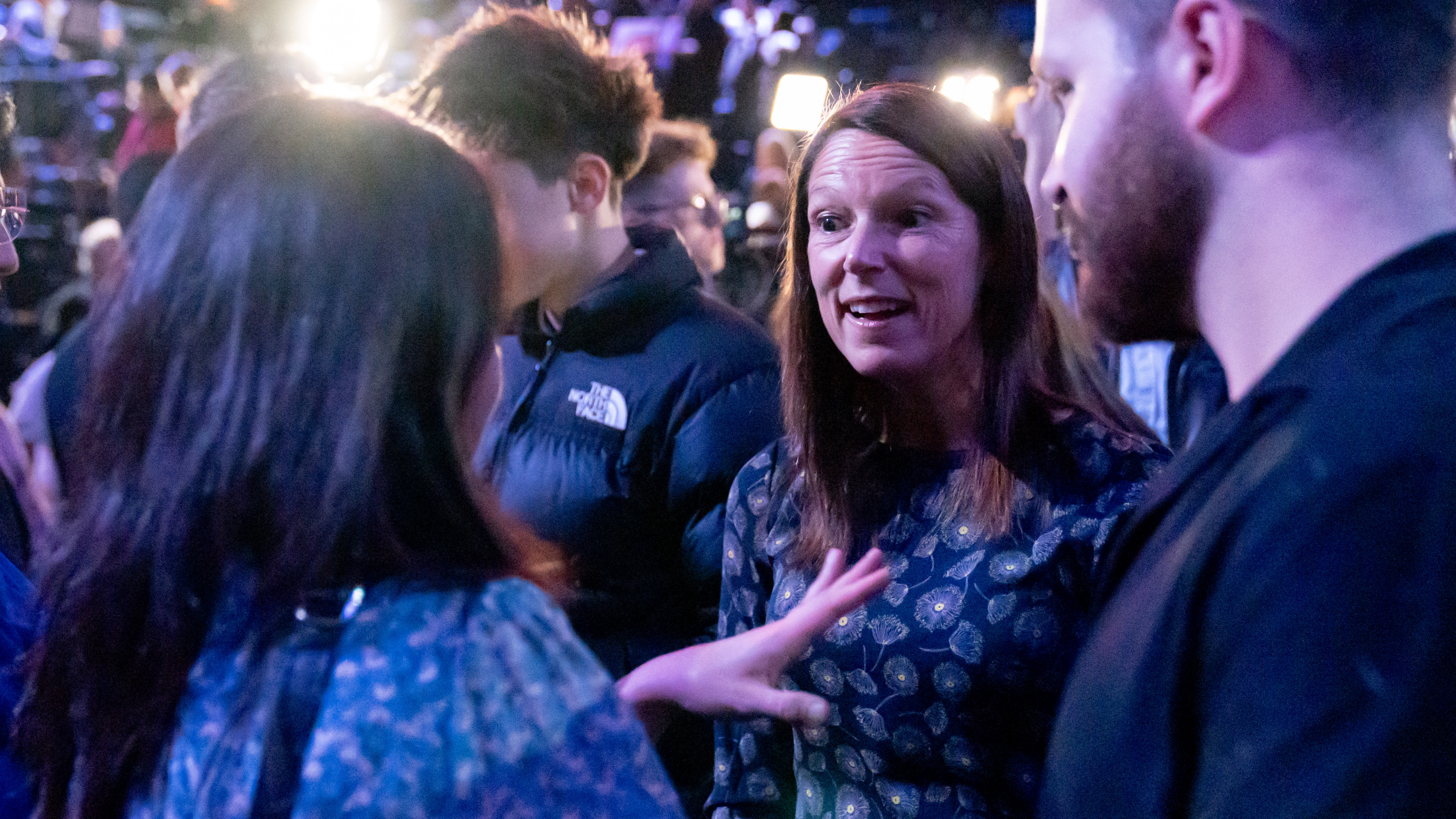 Chantal Gagnon, nouvelle mairesse de Mercier-Hochelaga-Maisonneuve, discute avec une militante d'Ensemble Montréal lors de la soirée électorale du 2 novembre 2025.