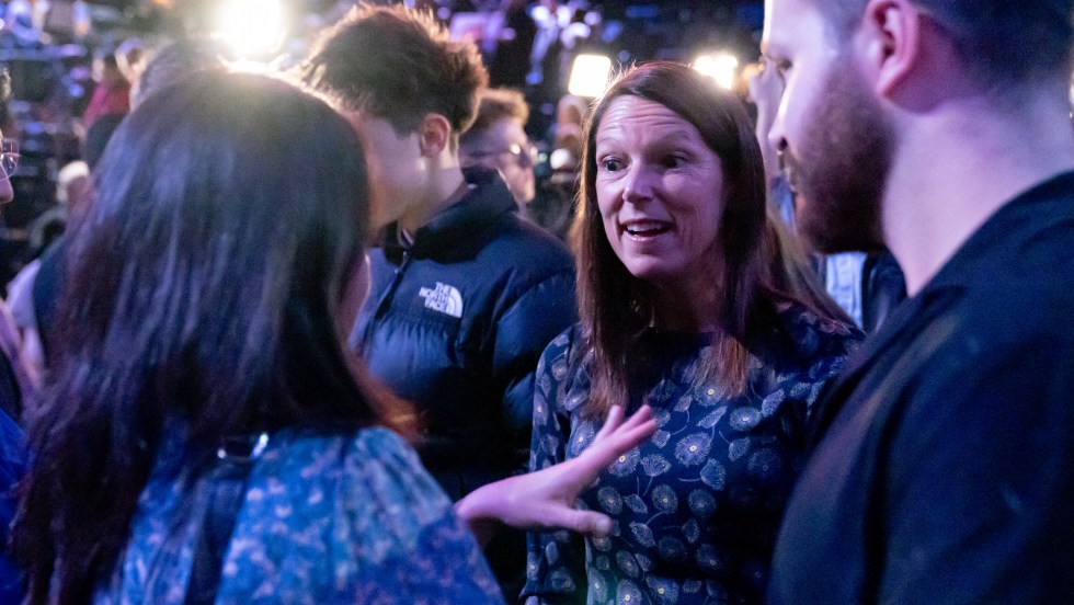 Chantal Gagnon, nouvelle mairesse de Mercier-Hochelaga-Maisonneuve, discute avec une militante d'Ensemble Montréal lors de la soirée électorale du 2 novembre 2025.
