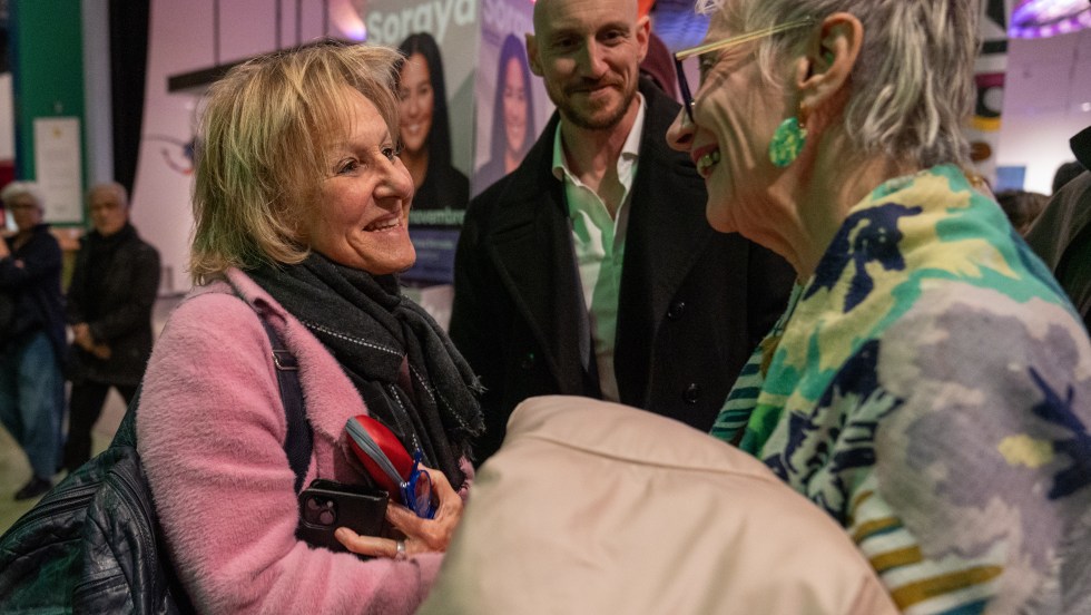 Lorraine Pintal discute avec des militants d'Ensemble Montréal.
