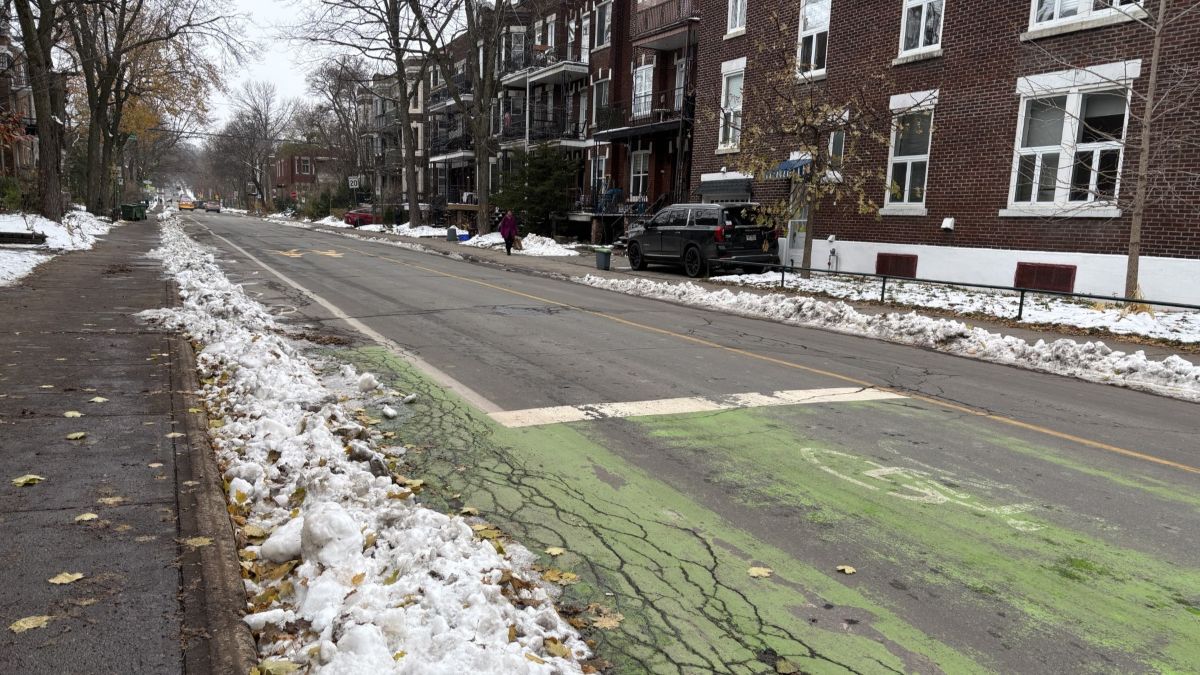 La bande cyclable de l'avenue Lajoie, à Outremont, légèrement enneigée.