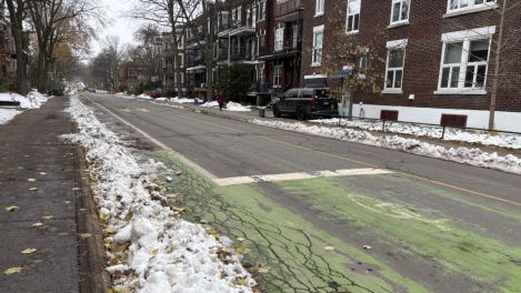 La bande cyclable de l'avenue Lajoie, à Outremont, légèrement enneigée.