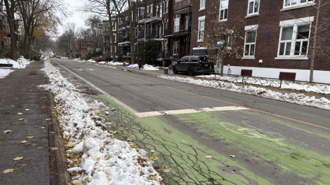 La bande cyclable de l'avenue Lajoie, à Outremont, légèrement enneigée.