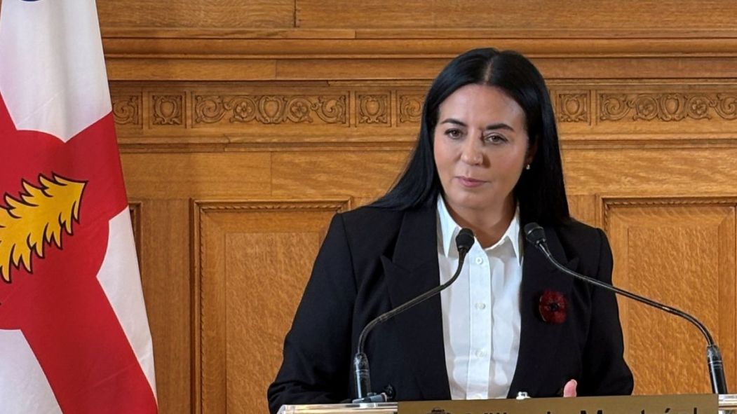 Soraya Martinez Ferrada à l'hôtel de ville de Montréal devant un drapeau de la ville.