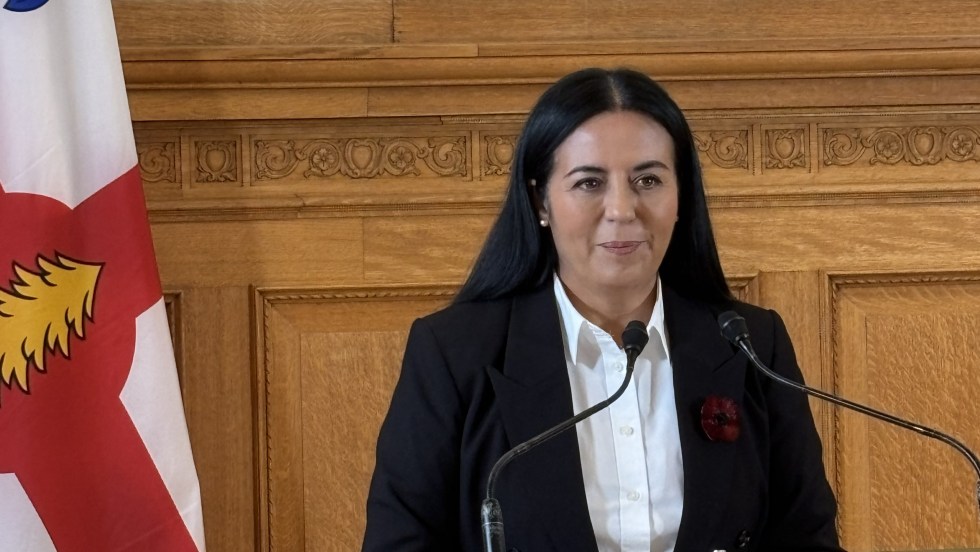 Soraya Martinez Ferrada en point de presse à l'hôtel de ville de Montréal
