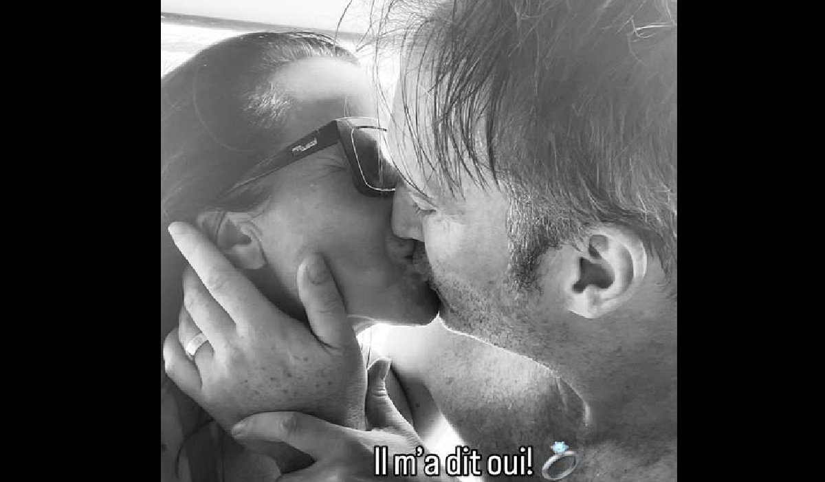 Valérie Plante embrasse son mari alors que les deux portent des bagues de fiançailles.