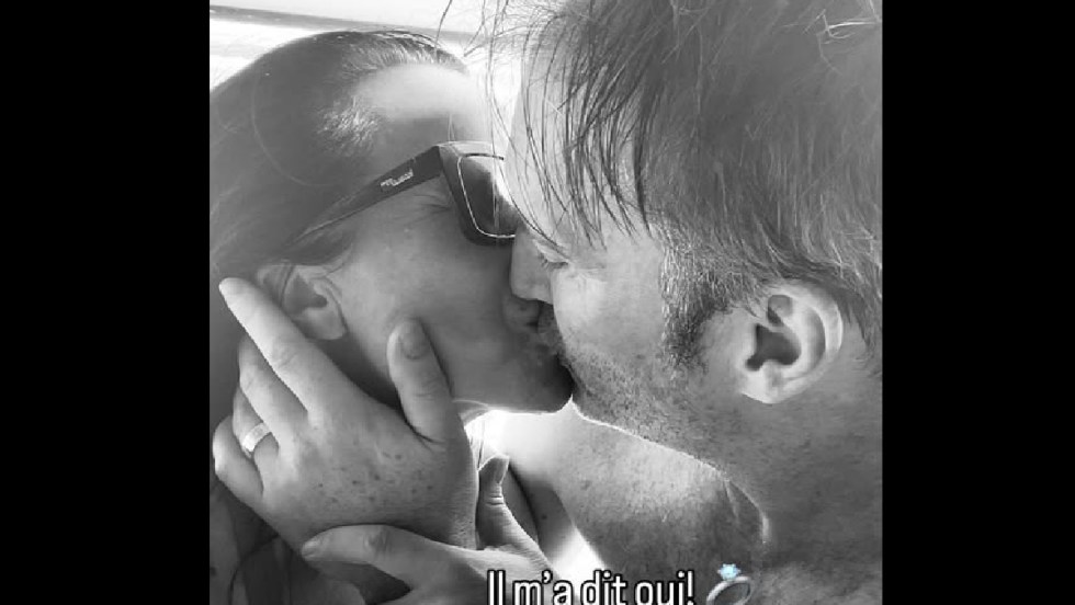 Valérie Plante embrasse son mari alors que les deux portent des bagues de fiançailles.