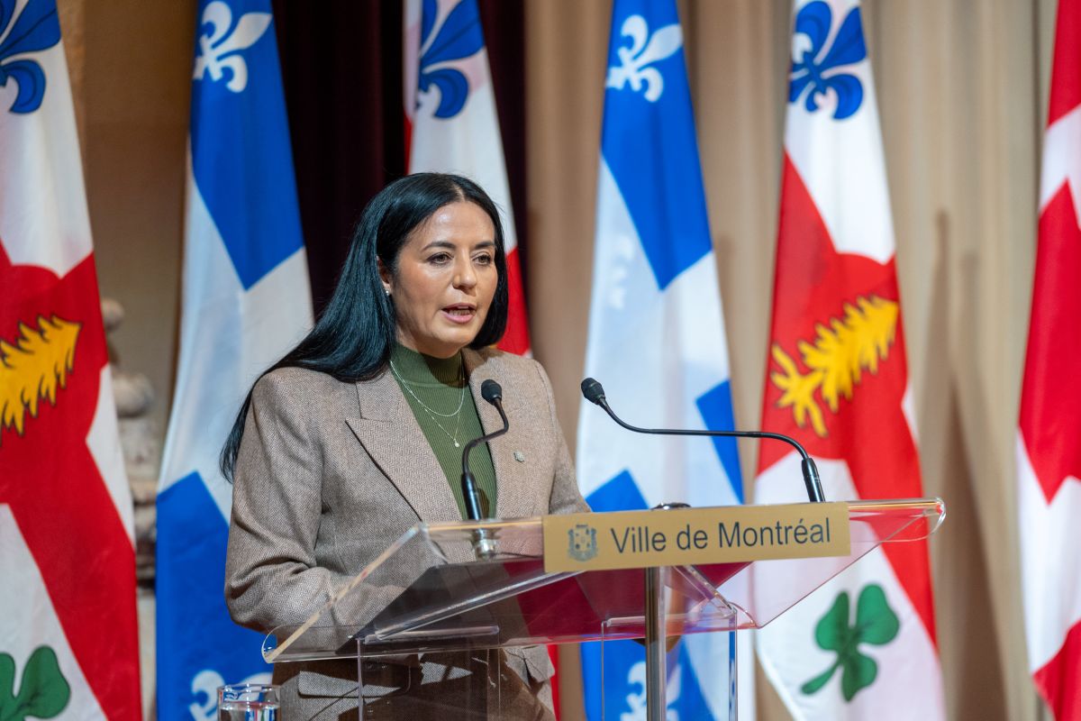 Soraya Martinez Ferrada devant des drapeaux du Québec et de Montréal.