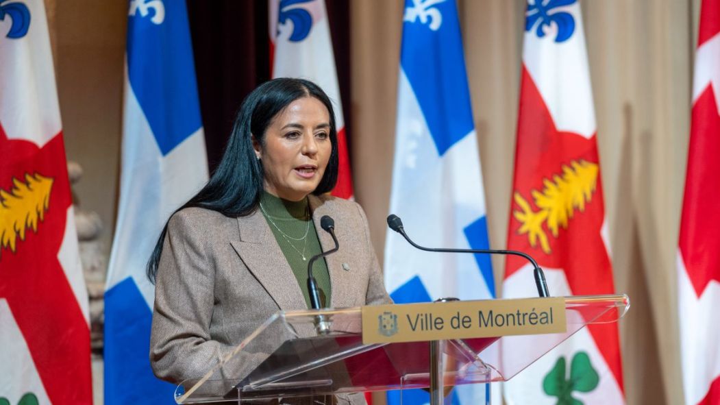 Soraya Martinez Ferrada devant des drapeaux du Québec et de Montréal.