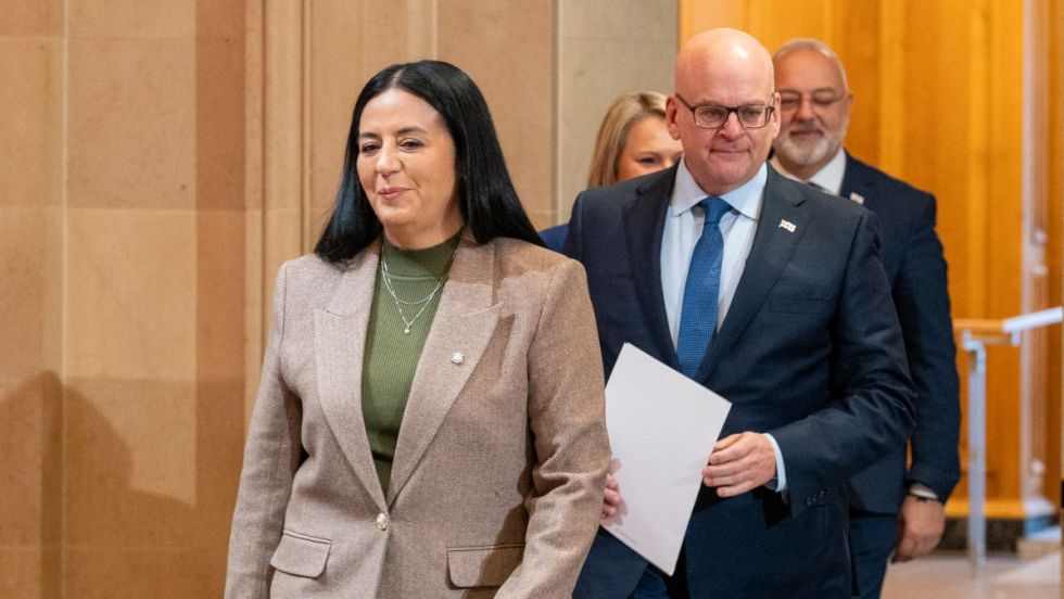 Soraya Martinez Ferrada marche dans le hall de l'hôtel de ville avec Claude Pinard.