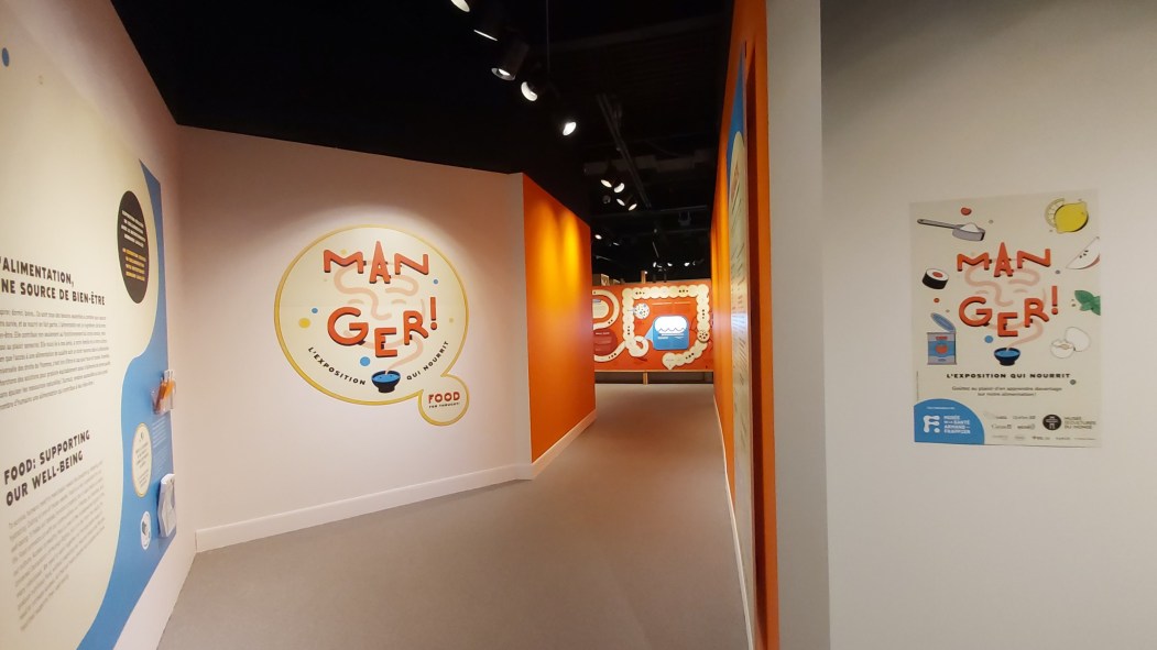 Couloir menant à l'exposition "Manger! L'exposition qui nourrit" au Musée des cultures du monde.