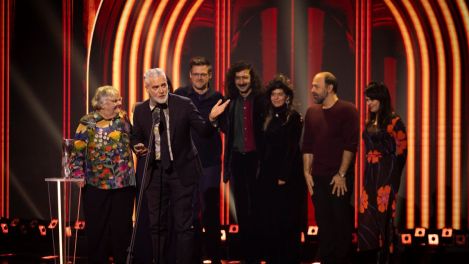 Les artisans du film Une langue universelle sur scène au Gala Québec Cinéma, recevant le prix du Meilleur film.