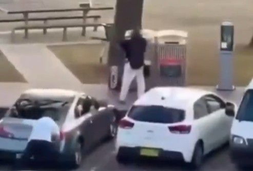Un assaillant tire un coup de feu lors de l'attaque à Bondi Beach, en Australie.
