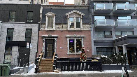 L'&eacute;difice du 1208 rue Crescent, autrefois un haut lieu de la chanson avec le cabaret Chez Bozo, abrite aujourd'hui un fleuriste.