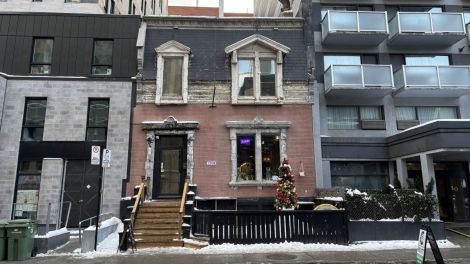 L'&eacute;difice du 1208 rue Crescent, autrefois un haut lieu de la chanson avec le cabaret Chez Bozo, abrite aujourd'hui un fleuriste.