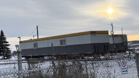 Deux blocs modulaires installés sous le pont Jacques-Cartier forment la Halte-Répit, à Longueuil.