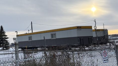 Deux blocs modulaires install&eacute;s sous le pont Jacques-Cartier forment la Halte-R&eacute;pit, &agrave; Longueuil.