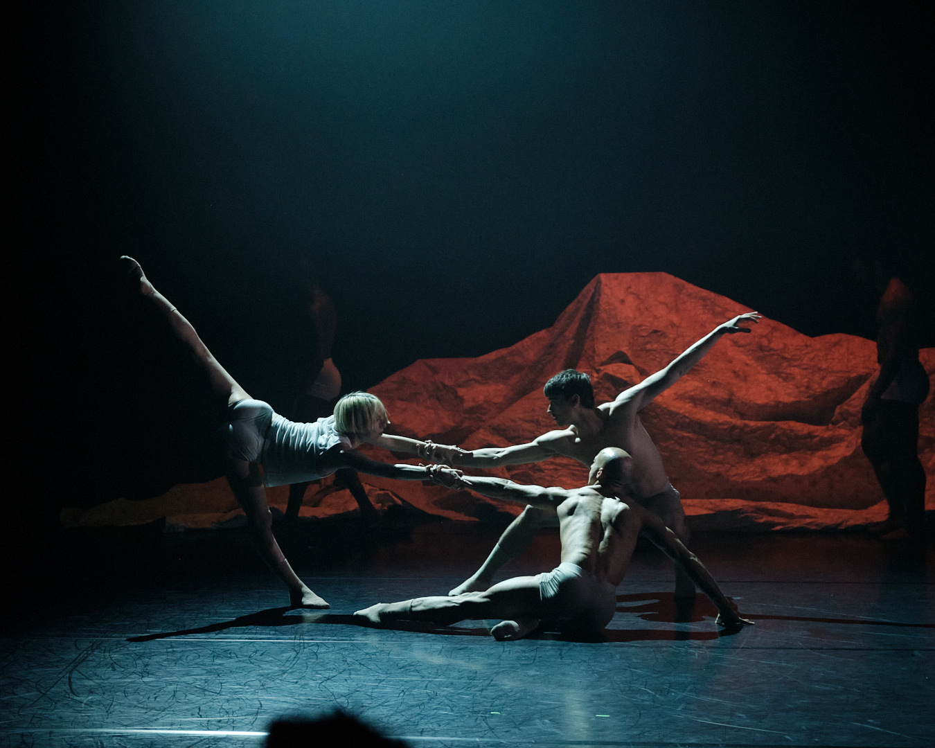 Des danseurs de Ballets Jazz Montréal sur scène pendant le spectacle La revue finale.