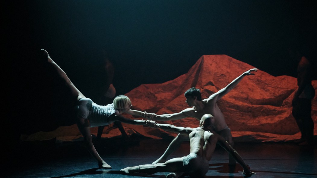 Des danseurs de Ballets Jazz Montréal sur scène pendant le spectacle La revue finale.