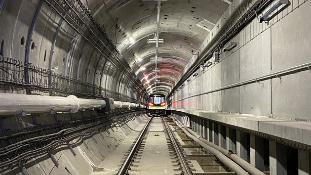 Un train du REM circule dans le tunnel menant à l'aéroport Montréal-Trudeau.