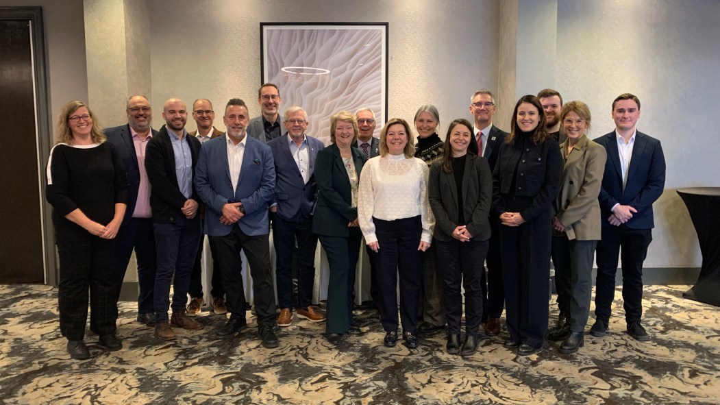 Photo de groupe montrant les maires et mairesses et les acteurs économiques de l'Ouest de l'île de Montréal.