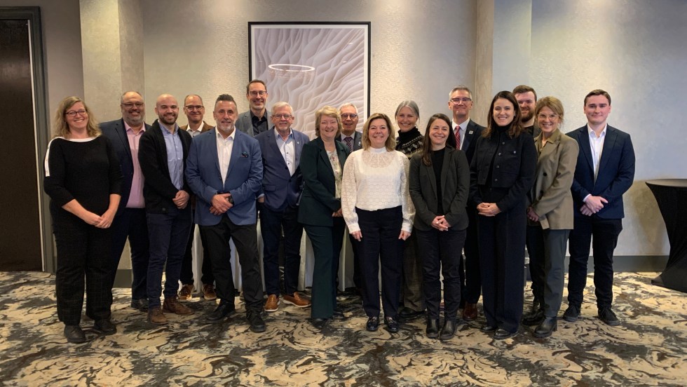 Photo de groupe montrant les maires et mairesses et les acteurs économiques de l'Ouest de l'île de Montréal.