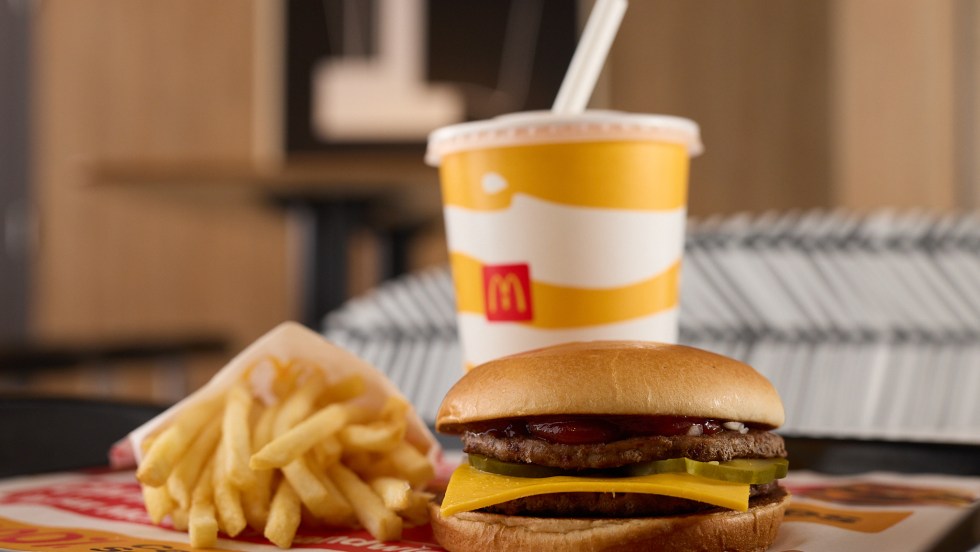 Un trio McValeur composé d'un hamburger, d'une frite et d'une boisson gazeuse.