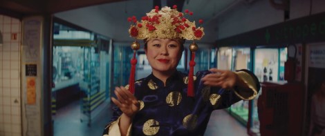 Une femme habillée en vêtements traditionnels vietnamiens.