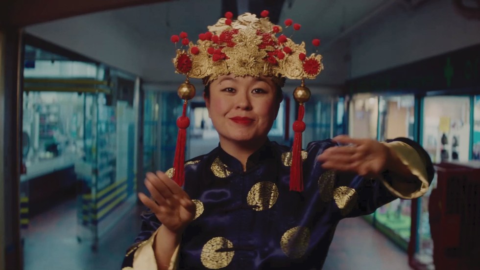 Une femme habillée en vêtements traditionnels vietnamiens.