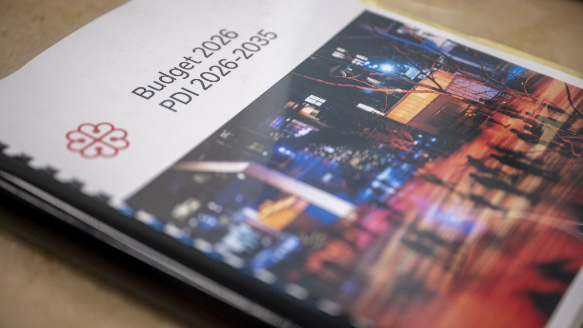 Le livret du budget 2026 de la Ville de Montréal, déposé sur une table.