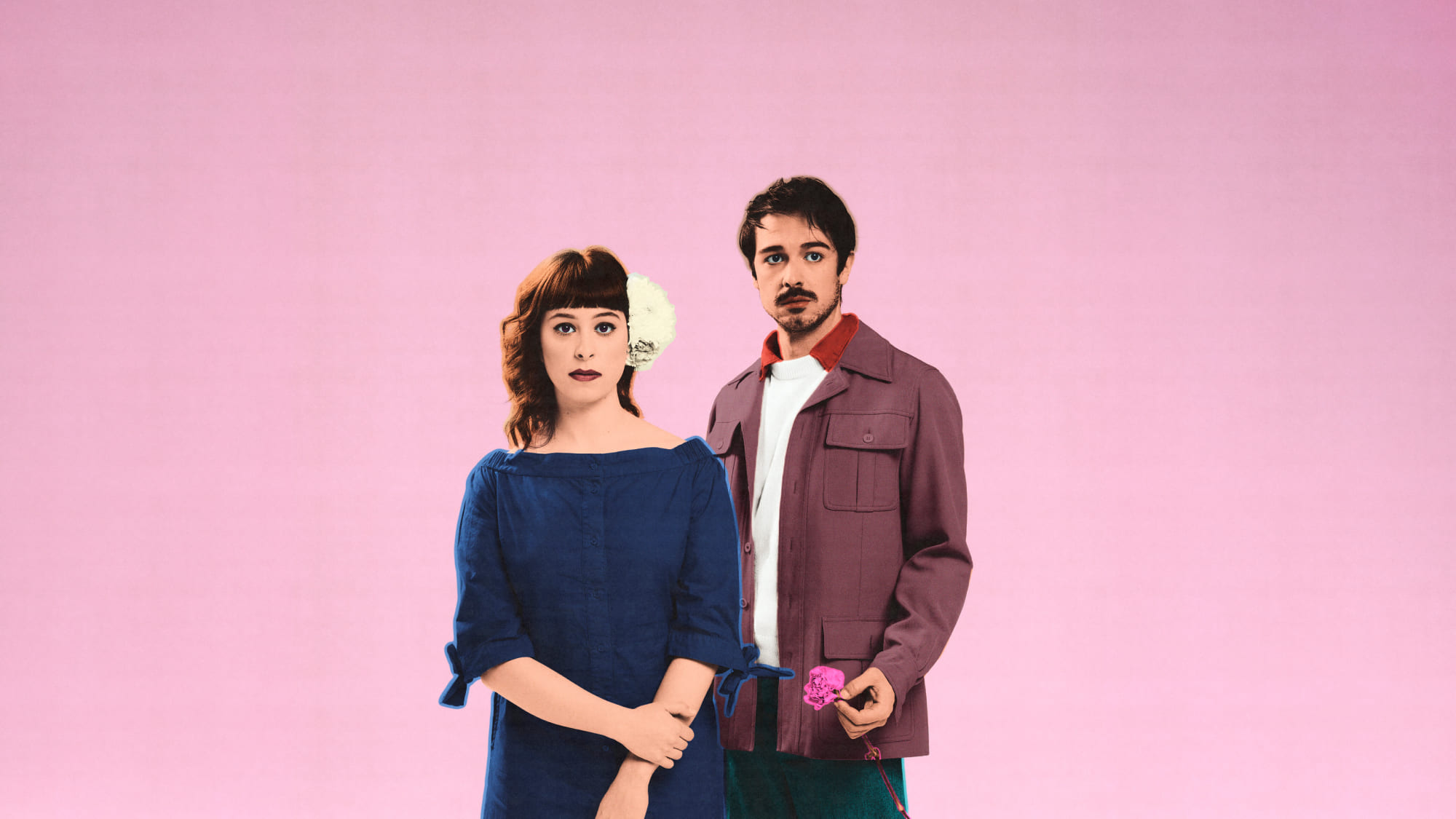 Deux personnages de la pièce Carmen, Requiem sont debout devant un fond rose. Un des personnages tient une rose dans sa main.