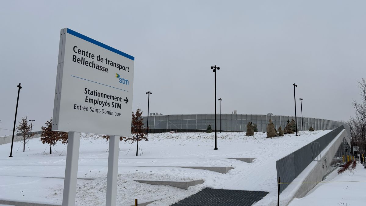 Une affiche du centre de transport Bellechasse. L'édifice rond du centre de transport est en arrière-plan.