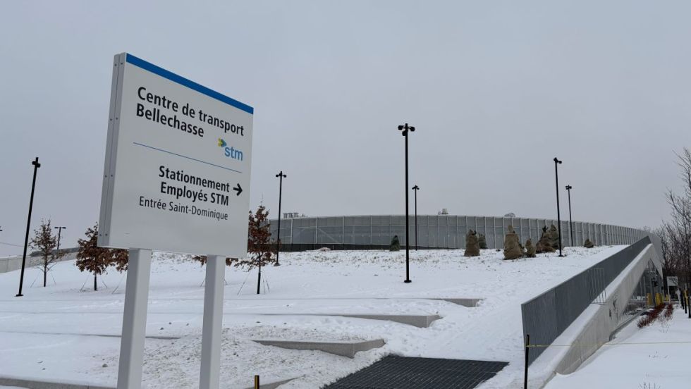 Une affiche du centre de transport Bellechasse. L'édifice rond du centre de transport est en arrière-plan.