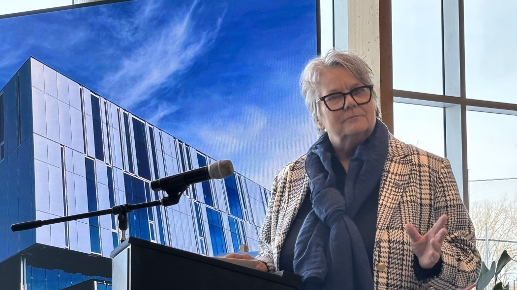 Chantal Rouleau devant une maquette de l'école Caroline-Dawson.