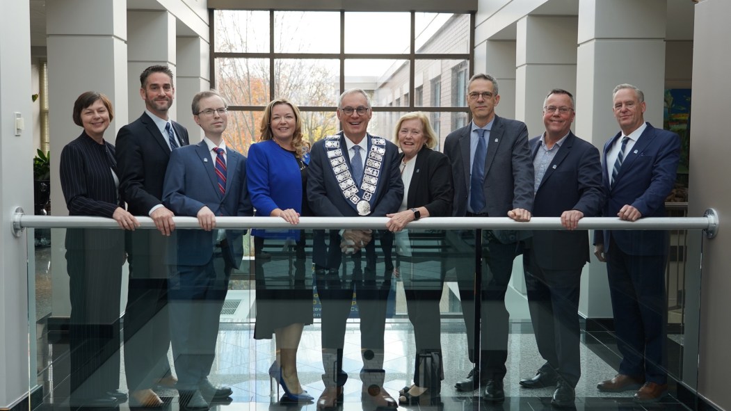John Belvedere et les conseillers municipaux de Pointe-Claire.