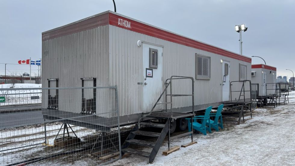 Une roulotte installée aux abords de la rue Notre-Dame Est pour servir de halte-chaleur.