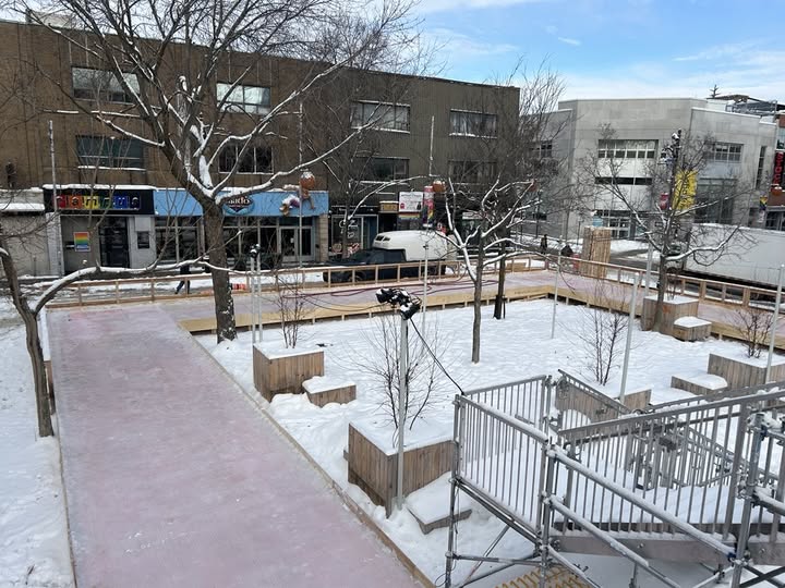 La patinoire de la Place du Village