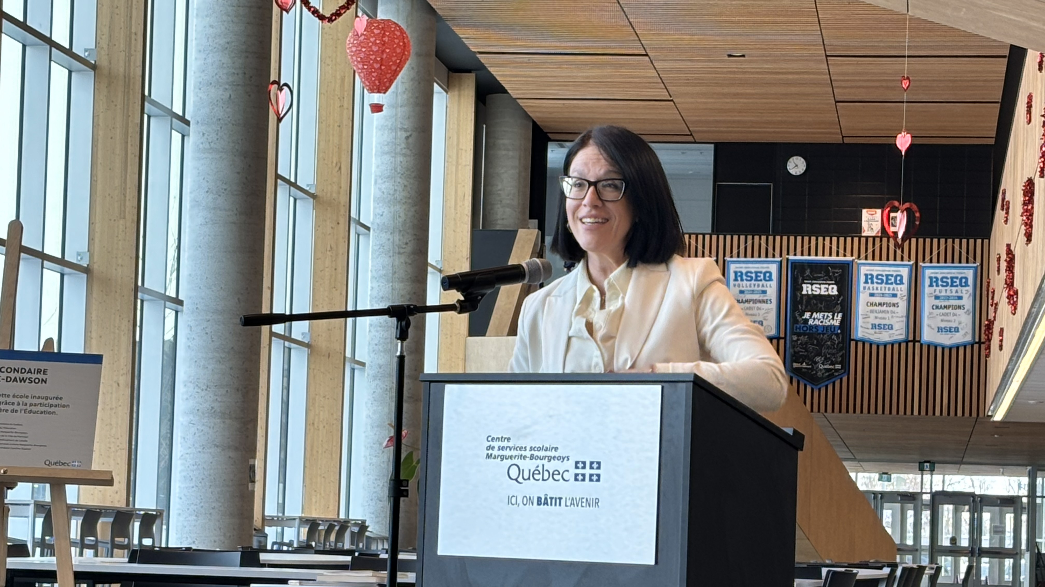 Sonia Lebel devant un lutrin à l'intérieur de l'agora de l'école Caroline-Dawson.