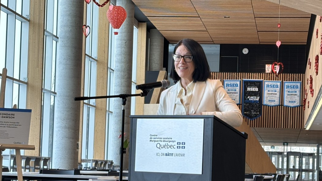 Sonia Lebel devant un lutrin à l'intérieur de l'agora de l'école Caroline-Dawson.
