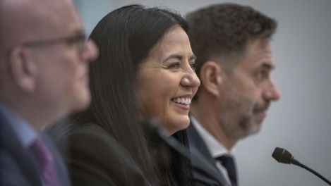 Soraya Martinez Ferrada sourit en compagnie de Claude Pinard et Benoit Dagenais