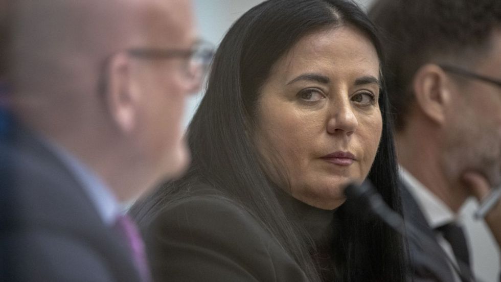 Soraya Martinez Ferrada regarde Claude Pinard. En arrière-plan, le directeur général de la Ville de Montréal, Benoit Dagenais
